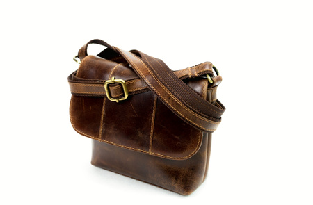 Mała torebka damska ze skóry brązowa listonoszka 