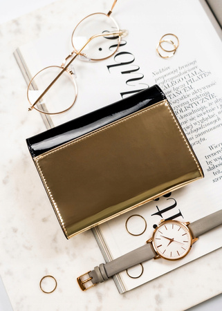 Lakierowany portfel czarny i złoty. Portmonetka i okienko. Skóra RFID