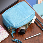 Błękitna torebka damska mała skórzana listonoszka kuferek croco