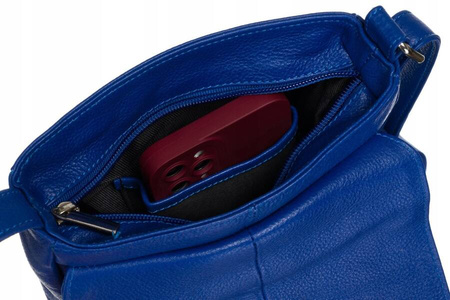 Niebieska mała skórzana torebka listonoszka. Klapka.