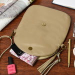 Beżowa Torebka Listonoszka ze skóry z klapą na suwak