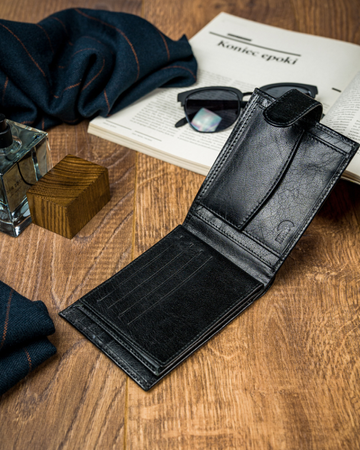 Poziomy, klasyczny portfel męski z zapięciem, skóra licowa, RFID Stop — Pierre Andreus