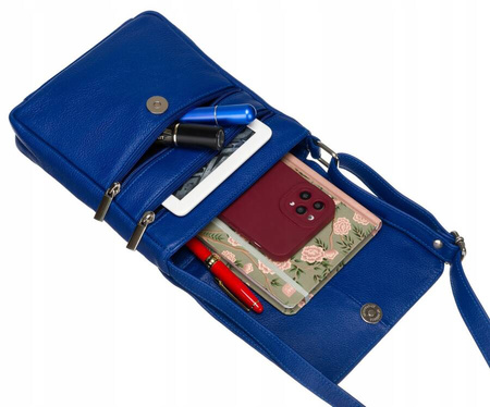 Niebieska mała skórzana torebka listonoszka. Klapka.