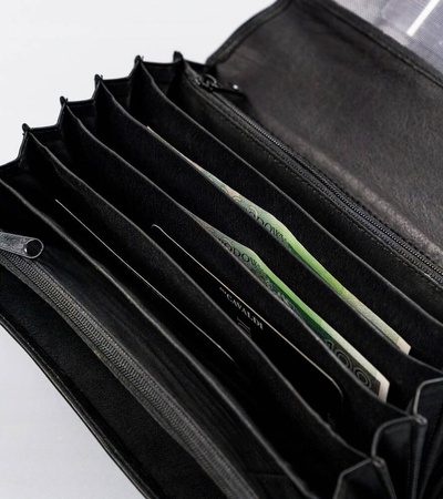 Podłużny, skórzany portfel kelnerski z mnóstwem miejsca na gotówkę — Cavaldi