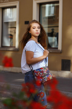 Różowa torebka listonoszka z miękkiej skóry