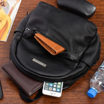 Elegancki, mały czarny skórzany plecak damski. Suwak. A5.