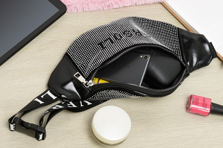 Czarno-srebrna saszetka nerka torba na pasku błyszcząca Versoli  C21