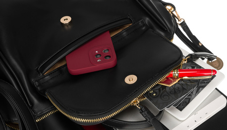 Pojemna, czarna damska torebka listonoszka ze skóry ekologicznej na suwak.