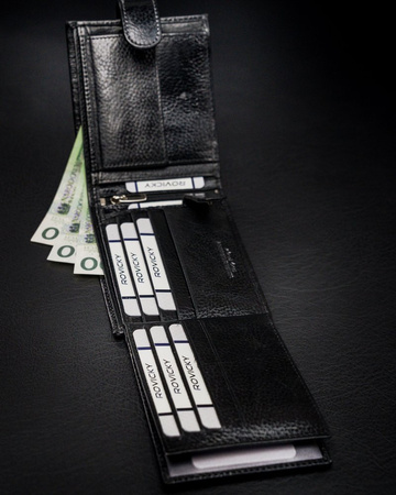 Poziomy portfel męski z zapięciem na zatrzask i schowkiem, RFID — Rovicky