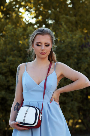 Biała 3-komorowa torebka listonoszka ze skóry