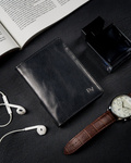 Funkcjonalny, pionowy portfel męski bez zapięcia ze skóry naturalnej — Rovicky