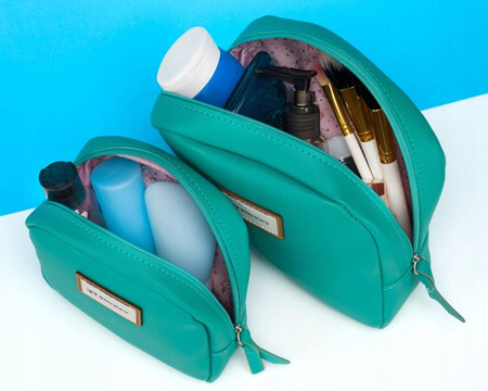 Damska kosmetyczka turkusowa w zestawie. Zamykane na suwak.