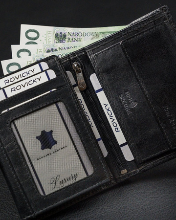 Praktyczny, pionowy portfel męski z zapinką z błyszczącej skóry naturalnej — Rovicky
