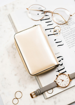 Beżowy portfel damski pionowy. Skóra naturalna z ochroną RFID