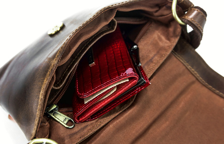 Mała torebka damska ze skóry brązowa listonoszka 