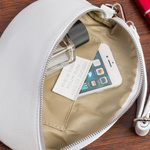 Biała saszetka skórzana damska nerka z paskiem