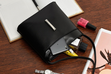 Mała torebka skórzana listonoszka wizytowa CZARNA