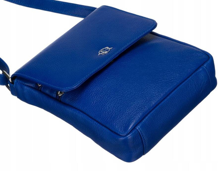 Niebieska mała skórzana torebka listonoszka. Klapka.
