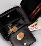 Poręczna, czarna skórzana portfel-portmonetka damska. Suwak. RFID.