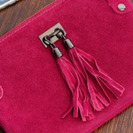 Fuksjowa mała torebka damska zamszowa, suwak