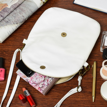 Biała Torebka Listonoszka ze skóry z klapą na suwak