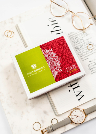 Czerwony portfel skórzany z portmonetką i okienkiem. RFID