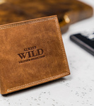 Poziomy, składany portfel męski z zewnętrzną kieszonką na kartę — Always Wild