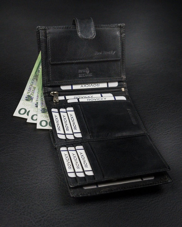 Praktyczny, pionowy portfel męski z zapinką z błyszczącej skóry naturalnej — Rovicky