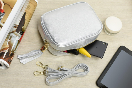 Srebrna włoska skórzana listonoszka z frędzlem