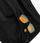 Duży czarny plecak z tkaniny hydrofobowej na suwak. Z żółtym logo.