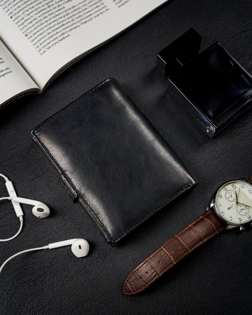 Praktyczny, pionowy portfel męski z zapinką z błyszczącej skóry naturalnej — Rovicky