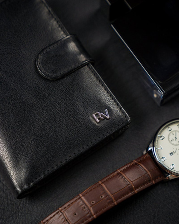 Praktyczny, pionowy portfel męski z zapinką z błyszczącej skóry naturalnej — Rovicky